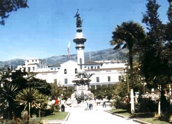 厄瓜多尔首都基多的总统府和独立纪念碑