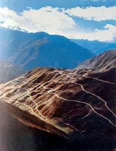 在群山中穿过的川藏公路(中国)