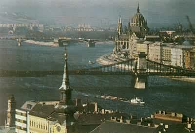 布达佩斯是匈牙利的内河与铁路枢纽