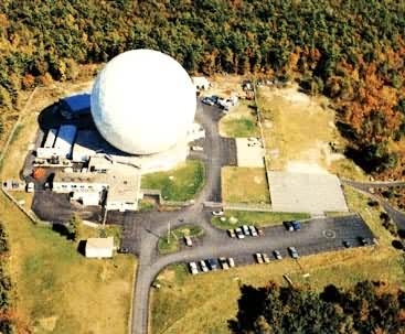 美国海斯太克天文台37米直径的射电望远镜外罩