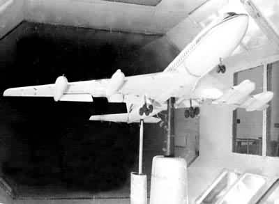 图1飞机模型腹部支撑于低速风洞中的情况