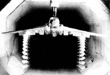 轰炸机模型外挂物自由投放轨迹照片