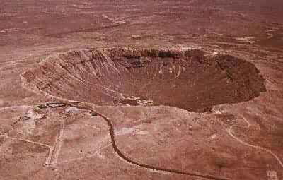 美国亚利桑那陨石坑----坑直径1240米，深170多米，估计于2万年前形成