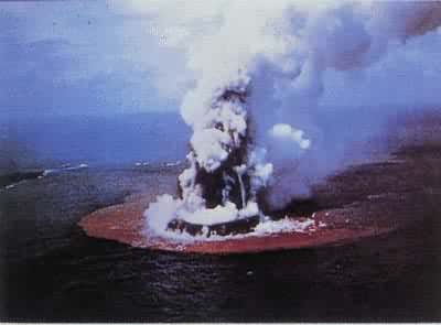 日本西之岛附近的海底火山喷发