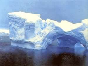 南极靳美尔海峡冰山
