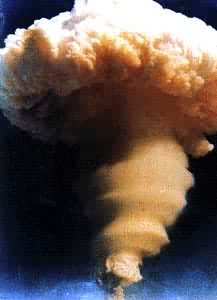 氢弹爆炸——氢同位素的核聚变反应
