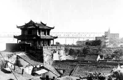 襄樊古城(背景为汉江大桥)