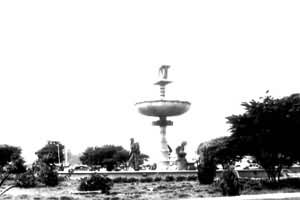 库马西市中心广场的“金凳子”石塑像