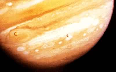 木星的一部分和木卫一（左）、木卫二（右）  在离木星2，000万公里处拍摄