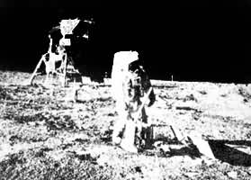 “阿波罗”11号的登月舱和宇航员在月球表面上