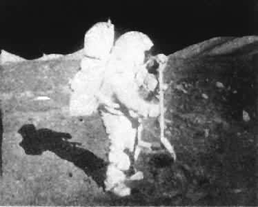 “阿波罗”17号宇航员在搜集月球岩石标本