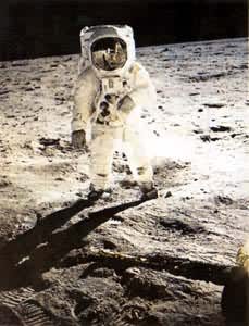 第一次登上月球的人