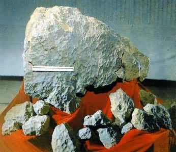 吉林1号陨石  1976年3月8日陨落于中国吉林市郊，重1770公斤，是世界上已知最重的石陨石，标尺为30厘米