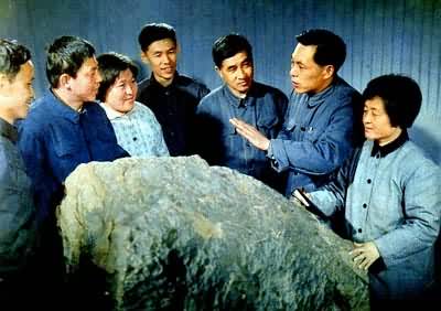中国科学工作者在考察吉林1号陨石