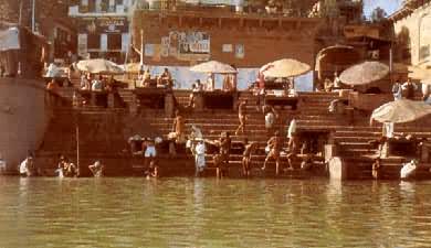 印度教徒在恒河边洗“圣水浴”