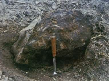 南丹铁陨石----1958年于中国广西壮族自治区南丹县发现，陨落时间约在1516年，这块铁陨石重约1900公斤