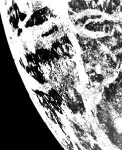 图2 木卫三的南北向宽条沟槽地形