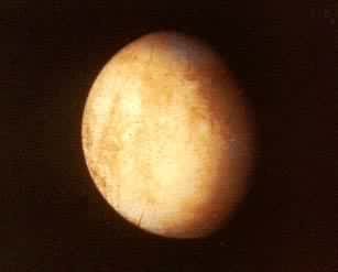 木卫二表面照片----表面有较暗的古老撞击坑和年轻的放射纹撞击坑。