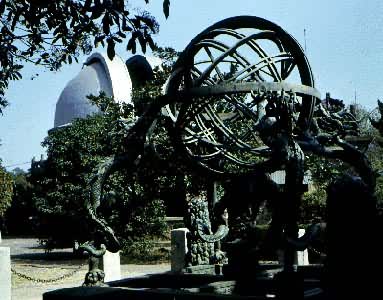 浑仪  中国铜铸天文仪器，公元1437年仿制，现陈列于南京紫金山天文台。