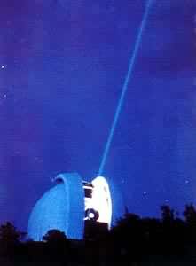 美国麦克唐纳天文台2.7米反射望远镜进行月球激光观测