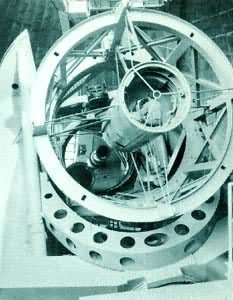 美国帕洛马山天文台5米反射望远镜的主镜面和观测笼架