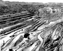 “丘基卡马塔”铜矿的露天采矿场