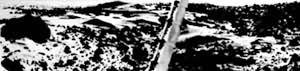 图6  “海盗”1号拍摄的火星表面照片，视角约100°，左边的石块宽3米，图中央的白杆是“海盗号”的仪器部分