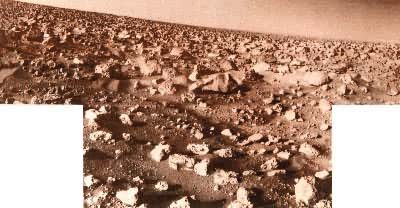 火星的晴日  可以看到3公里远处，照片上有成千上万的石块，从左上到右下有被风吹成的一条小沟。