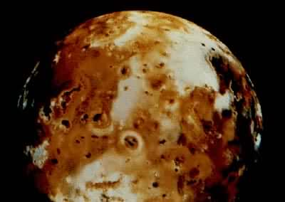 木卫一的近距照片  “旅行者”1号的离它86万公里处拍摄，它的表面布满坑穴。