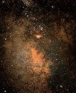在人马座方向的一段银河  图中的两个大红斑，大的是礁湖星云（M8），小的是三叶星云（M20）。