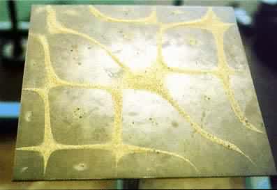 弓弦摩擦钢板使其振动，板上黄沙形成的克拉尼图形
