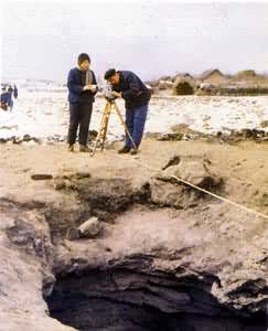 吉林1号陨石　1975年3月8日陨落于中国吉林市郊，重1770公斤，是迄今世界上收集到的最重的石陨石。标尺为30厘米