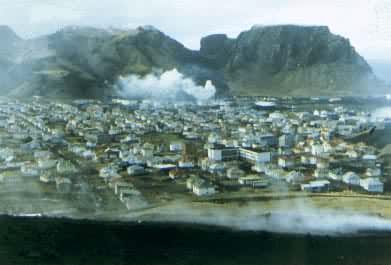 冰岛南部西人岛火山口附近的城镇