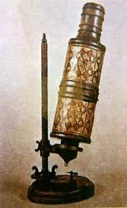 R.虎克在17世纪中期制做的复式显微镜