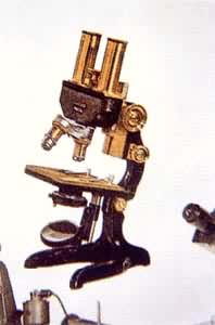 20世纪初期的显微镜，数值孔径达1.4