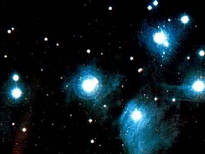 金牛座昴星团（M45）  一个年轻的银河星团，恒星周围有星际尖埃，因反射星光而呈蓝色