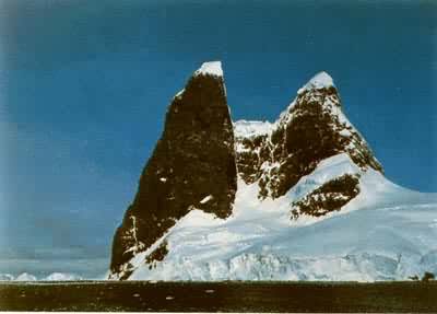 南极紧靠美尔海峡的岩峰