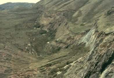 图 1931年中国新疆富蕴8.0级地震。极震区发生大范围的断裂、滑坡，长约1 000米，落差60多米