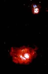 人马座气体星云  上为三叶星云（M20）  下为礁湖星云（M8）
