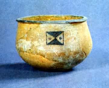 图 新石器时期彩陶罐。陶器是人类最早的化学工艺制品，彩陶是早期陶器之一
