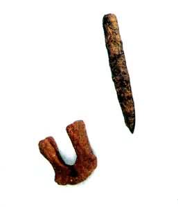图 春秋时期铁锄和铁削——用木炭还原法制得的铁制品