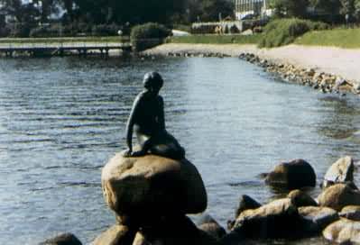 丹麦首都哥本哈根美人鱼铜像