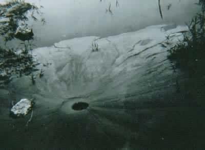 砂土液化——1976年7月唐山地震时在丰南县东田庄附近出现的喷水冒砂现象
