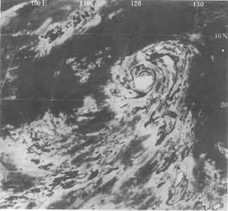 图1 经外增强显示卫星云图 1980年8月27日06时位于台湾东面的螺旋云系（8012号台风）。图上共分四个高度等级，黑灰色云区中的最白区表示那里的辐射温度最低，云顶最高