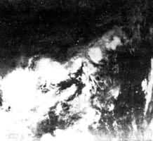 图2 甚高分辨率卫星云图 1976年6月22日08时 诺阿4号拍摄图上为梅雨锋云系，白亮云团对应暴雨区