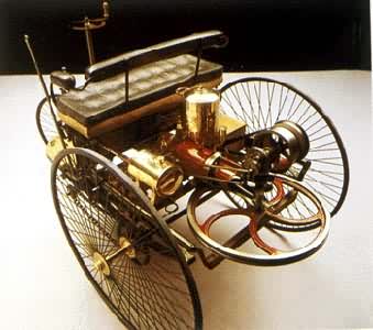 1886年德国C.本茨制造的三轮汽车（单缸发动机，0.7千瓦，最高车速15公里/小时）