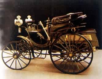 1889年G.戴姆勒制造的四轮汽车（双缸V型发动机，1.1千瓦，最高车速18公里/小时）