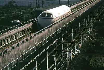 日本制造的“MLU001”型车在悬浮式铁路实验线上
