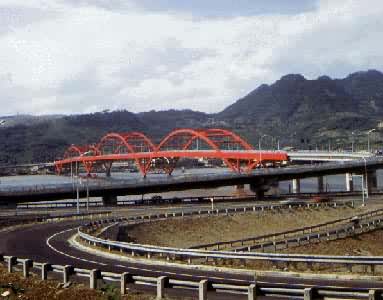 台湾关渡桥，5孔连续中承式拱梁组合体系公路桥，主跨165米，1983年建成