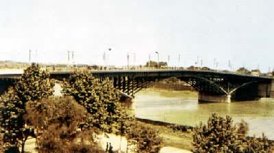 武汉江汉桥，正桥为连续刚梁柔拱组合体系上承式公路钢桥，主跨88米，1955年建成